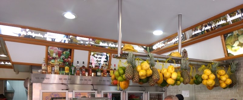 Balcão com frutas frescas penduradas para sucos naturais na Nova Anchieta