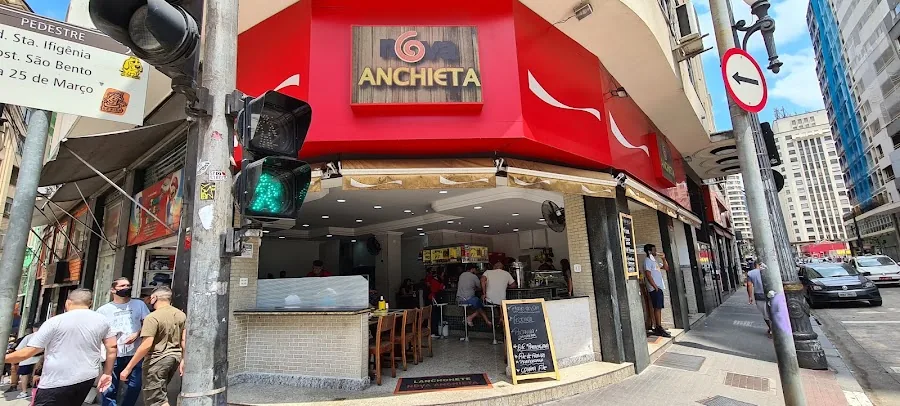 Fachada real da Nova Anchieta na esquina do Centro Histórico de São Paulo