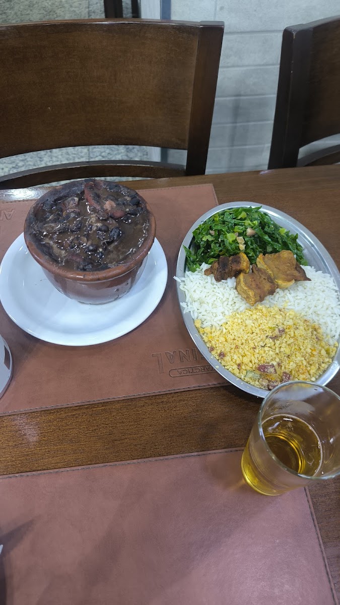 Feijoada da Nova Anchieta servida na panela de barro com couve, farofa e chopp